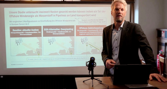 Matthias Janssen von Frontier Economics bei der Vorstellung der Studienergebnisse.