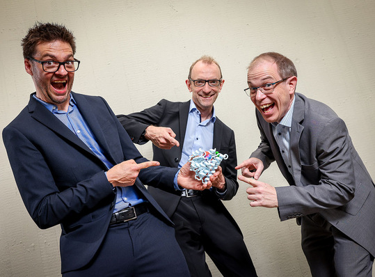 Eine „wilde“ Idee, drei Forscher und maximaler Freiraum: Das Förderprogramm Wildcard der Carl-Zeiss-Stiftung unterstützt Forschungsvorhaben mit Mut zum Risiko. v.l.: Prof. Moritz Kühnel, Prof. Hajo Kries und Prof. Johannes Kästner.