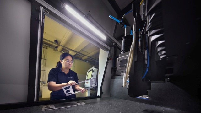 Zhiheng Ye, Doktorandin am Fraunhofer ILT, arbeitet an neuen Technologien, die die Herstellung von Elektrolyseuren ohne Edelmetalle erlauben.