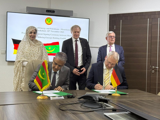 Taghiya Abeiderahmane, Director of Low-Carbon Hydrogen at the Ministry of Energy and Petroleum. Seated: Mohamed Ould Khaled, Mauritanian Minister of Petroleum and Energy, and Dr. Florian Riedel, German Ambassador to Mauritania. Standing behind: Sascha Möhring, Managing Partner of Möhring Energie Group, and Joaqin Tasso Vilallonga, EU Ambassador to Mauritania.