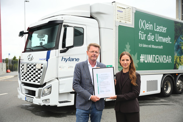Gerd-Wilhelm Brüning (Logistikleiter REWE Nord) und Dr. Sara Schiffer (Geschäftsführerin Hylane). 
