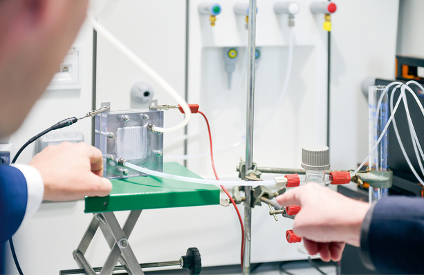 Im Rahmen des Projektes „Ammonia2H2“ wird erforscht, wie sich Wasserstoff aus Ammoniak gewinnen lässt.