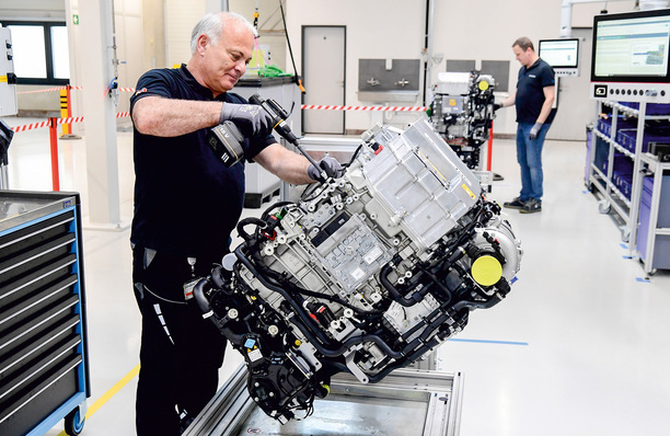 Fast fertig: Die letzte Station in der Herstellung der Antriebssysteme erfordert in der Pilotfertigung noch viel Handarbeit.