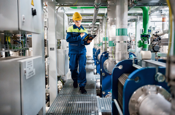 Anlagenrundgang durch die neue Elektrolyse-Anlage.