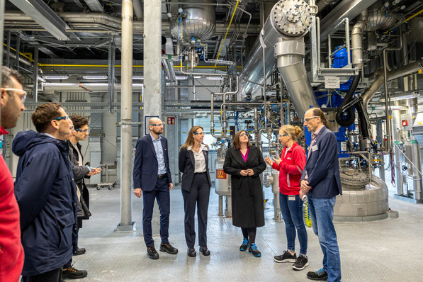 Rundgang im Tesa-Werk mit Pressevertretern und Hamburgs Umweltsenatorin Katharina Fegebank (Mitte). 
