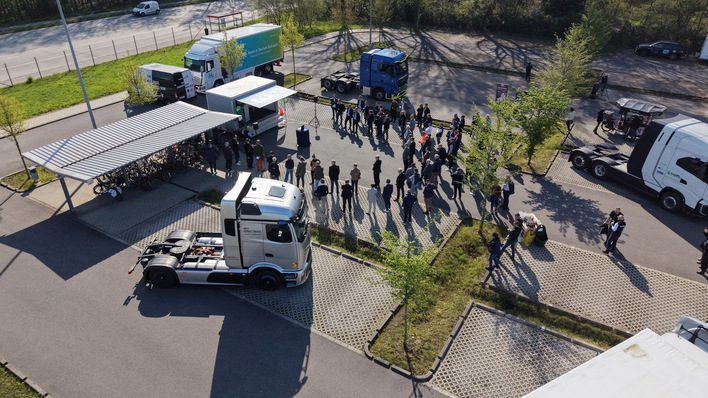 Am Evonik-Chemiepark Marl präsentierte H2 Green Power & Logistics neue Entwicklungen im Wasserstoff-Tankstellennetz und bei H2-betriebenen Trucks.