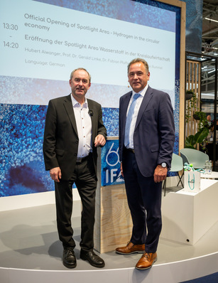 Der bayerische Wirtschaftsminister Hubert Aiwanger und der DVGW-Vorstandsvorsitzende Gerald Linke auf der Spotlight Area im Rahmen der IFAT Munich 2026.