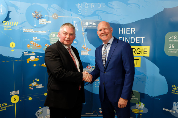 Ted Lomond, President & CEO North Atlantic, und Paul van Gelder, CEO HES International, nach der Unterzeichnung des Memorandum of Understanding.