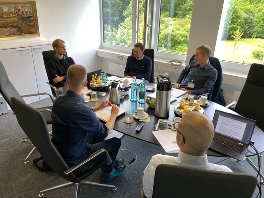 Arbeitstreffen von H2Raum. Von links: Tim Peil, Tilman Cremer (beide Fraunhofer IEG), Tobias Sieker, Tobias Großer (beide Trianel GmbH), Sahand Saadat (Fraunhofer IEG). 