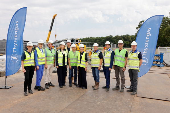 Ortstermin an der Düker-Baustelle: Alexandra Rösing (Geschäftsführerin Stadtnetze Münster), Dr. Caroline Foyer-Clitheroe (Geschäftsleiterin Janinhoff), André Stinka (Mitglied des Landtags), Dr. Stefanie Kesting (CEO Thyssengas), Volker Marks (Leiter Rohrleitungsbau Eugen Engert), Friedhelm Schade (Bezirksbürgermeister Münster-Hiltrup), Christine Zeller (Stadtdirektorin Münster), Hans Giesen (Teilprojektleiter Bau Thyssengas), Dr. Carsten Leder-Rademacher (Vertriebsleiter Thyssengas), Markus Neuendorf (Projektleiter Thyssengas), Christian Bischoff (Teilprojektleiter Genehmigung Thyssengas)