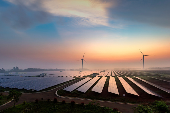 Solar and wind energy park (stock photo) / Solarpark und Windenergieanlagen (Archivbild)