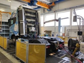 Der Brennstoffzellen-Lkw-Prototyp aus dem „SeLv“-Projekt des RWTH-Lehrstuhls PEM bei Spezialtests zum Leistungs- und zum Bremsverhalten auf dem Rollenprüfstand der DLG.