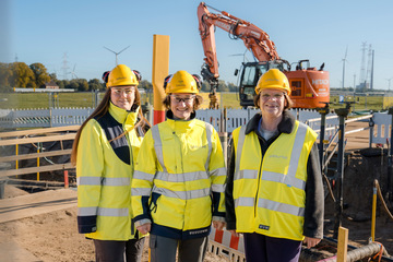 Vor-Ort-Termin für das Bremer Wasserstoffnetz: Lara Hauck, Projektleiterin Hyperlink, Britta van Boven, Geschäftsführerin Gasunie Deutschland, und Kristina Vogt, Bremer Senatorin für Wirtschaft, Häfen und Transformation (v. l.).