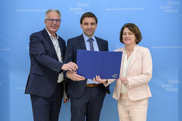 Übergabe des Förderbescheides. Von links: Kreisdirektor Dirk Brügge, Vorstandsvorsitzender Dr. Dieter Ostermann und Landrätin Katharina Reinhold.