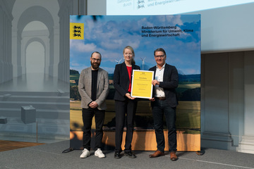 Peter Drausnigg, Technical Managing Director of Stadtwerke Stuttgart, and Project Manager Dr. Daniel Lust (left) at the handover of the contracts for the state funding programme for electrolysers (ELY) with Minister Thekla Walker.