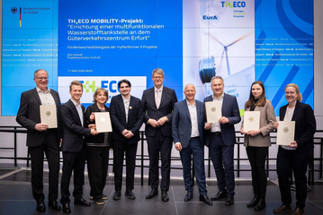 Bundesverkehrsminister Patrick Schnieder (CDU) übergibt die HyPerformer-Förderbescheide an drei Regionen.