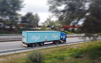 Die Wasserstofftrailer von Hexagon Purus sehen von außen aus wie normale Lkw, sind im Inneren aber mit Drucktanks ausgestattet.