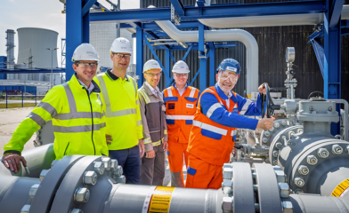 Bei einem Treffen in Lingen wurde jetzt symbolisch der Wasserstoff auf die Reise geschickt von (Foto v.l.) Dennis Hoeveler, Bereichsleiter Technik bei Nowega, Thomas Hüwener, CEO von OGE, Thomas Basten, CEO von SYNEQT, Nikolaus Valerius, CEO RWE Generation, und Andreas Kuhlmann, Vorstandsvorsitzender des Deutschen Wasserstoffverbandes.