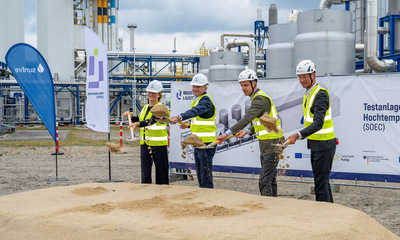 Von links Anne Francken, Kaufmännische Geschäftsführerin BASF InfraService & Solutions Lausitz GmbH, Jürgen Fuchs, Vorsitzender der Geschäftsführung BASF InfraService&Solutions Lausitz GmbH, Nils Aldag, CEO Sunfire, Christian von Olshausen, CTO Sunfire.