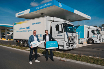 Peter Röskes, Schreck + Batz Logistik, und Martin Jüngel, H2 MOBILITY, vor dem Miet-Lkw an der neuen Wasserstofftankstelle auf dem Autohof Hannover Airport (v. l. n. r.).