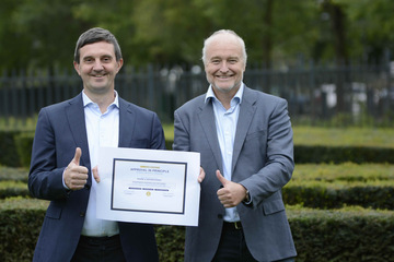 Tom Verlinden and Diederick Luijten with the 'Approval in Principle'.