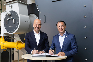 EWE CEO Stefan Dohler (left) and Tesa CEO Dr. Kourosh Bahrami at the contract signing in front of the multi-fuel steam boiler. 