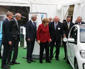 Merkel umringt von Auto-Managern (v.l.): Neumann, Zetsche, Verkehrsminister Ramsauer, Hackenberg, Wissmann, Kagermann